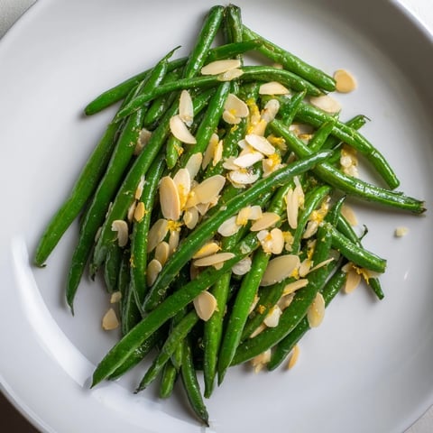 Vibrant sautéed green beans with garlic and almonds: a delicious side dish bursting with flavor.